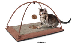 MOQUETA RASCADOR PARA GATOS,con un juego suspendido.